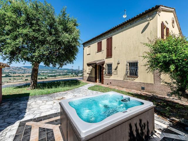 Casa di paese in vendita di 240 m² in Via della Sbrozzola