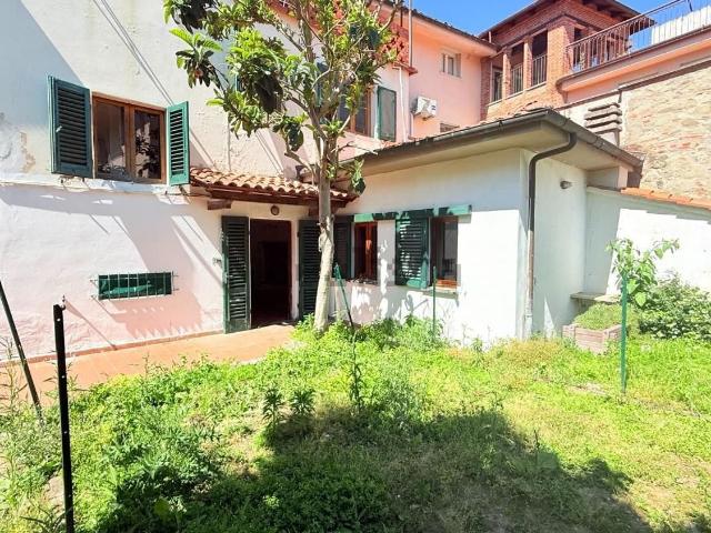 Casa di paese in vendita di 256 m² in Via Italo Spadoni