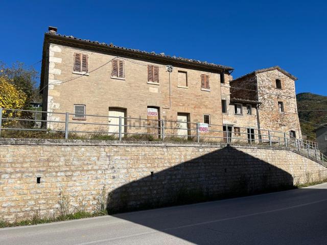 Casa di paese in vendita di 250 m² in Frazione Piano, 7