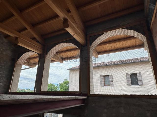 Casa di paese in vendita di 250 m² in Via Campion