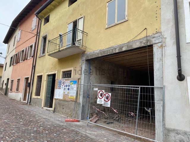 Casa di paese in vendita di 250 m² in Via Corno D&apos Aquilio