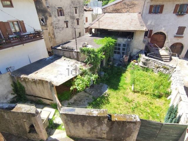 Casa di paese in vendita di 250 m² in Via Roma, 46