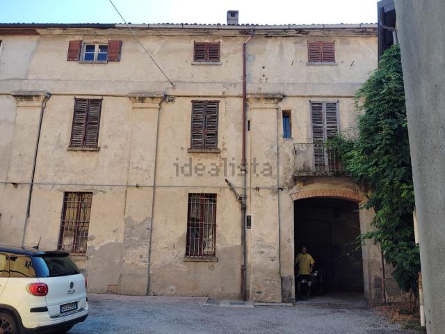Casa di paese in vendita di 270 m² in Via Giacomo Gatti
