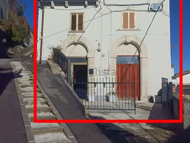 Casa di paese in vendita di 270 m² in Via Umberto Primo