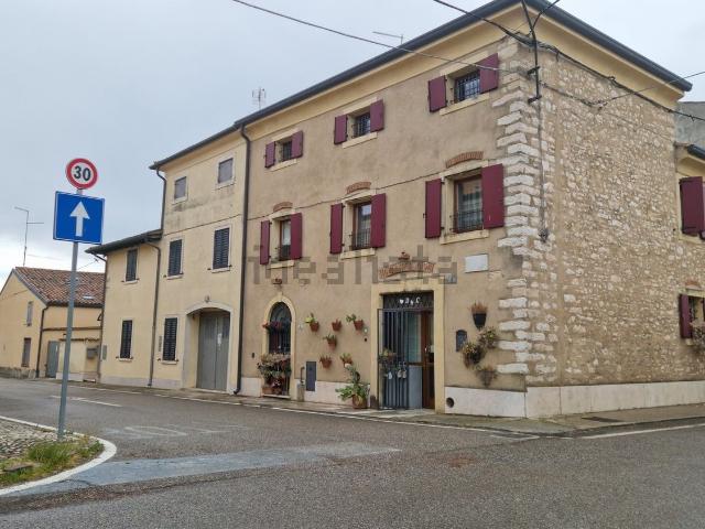Casa di paese in vendita di 289 m² in Via Montello, 2