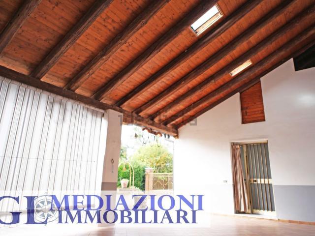 Casa di paese in vendita di 280 m² in Via Villatega, 1