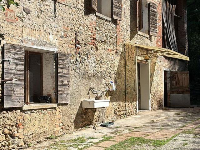 Casa di paese in vendita di 300 m² in Via Brigata Campania