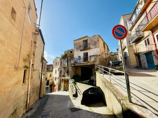 Casa di paese in vendita di 300 m² in Via Calatafimi