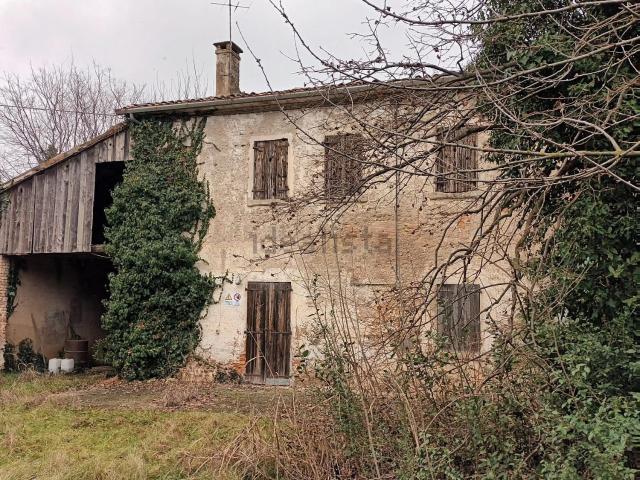Casa di paese in vendita di 300 m² in Via delle Alpi, 24