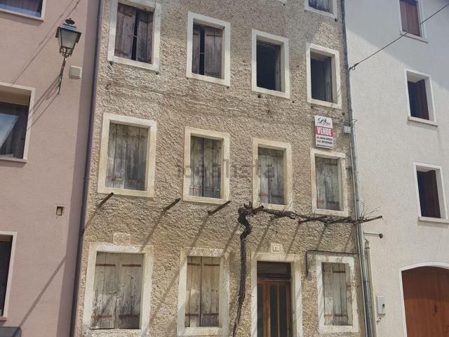 Casa di paese in vendita di 300 m² in Via VALGARDENA