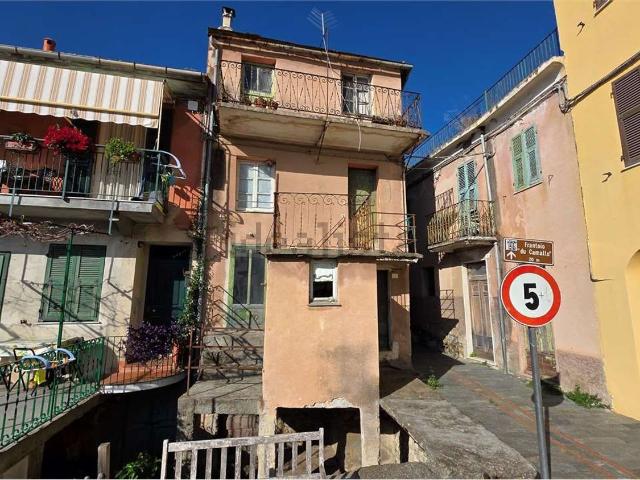 Casa di paese in vendita di 335 m² in Via XXI Aprile, 2