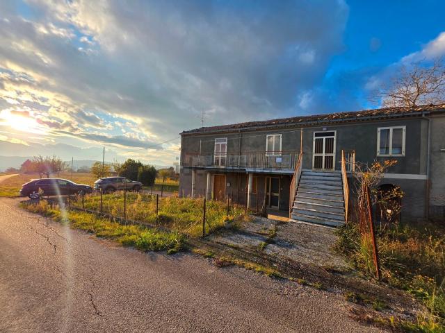 Casa di paese in vendita di 330 m² in Via Esterna Piana