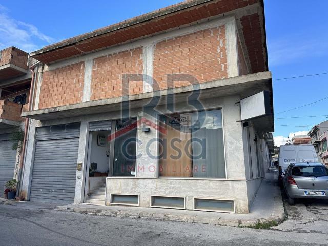 Casa di paese in vendita di 330 m² in Via Lazio