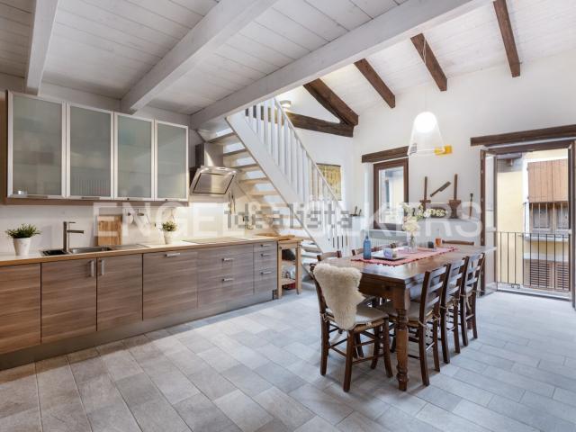 Casa di paese in vendita di 330 m² in Via Vittorio Alfieri