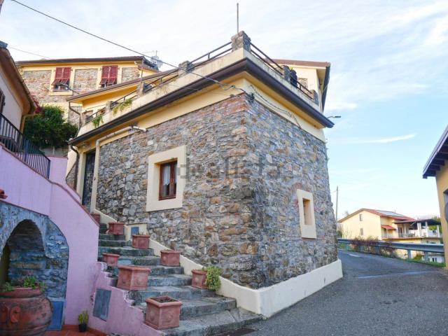 Casa di paese in vendita di 347 m² in Via Colletto, 2