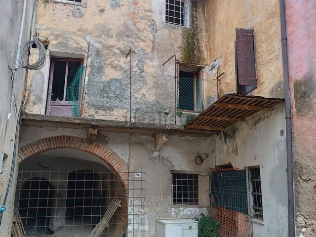 Casa di paese in vendita di 340 m² in Via Trento