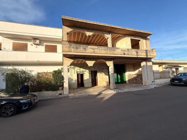 Casa di paese in vendita di 350 m² in Via Luigi Cadorna