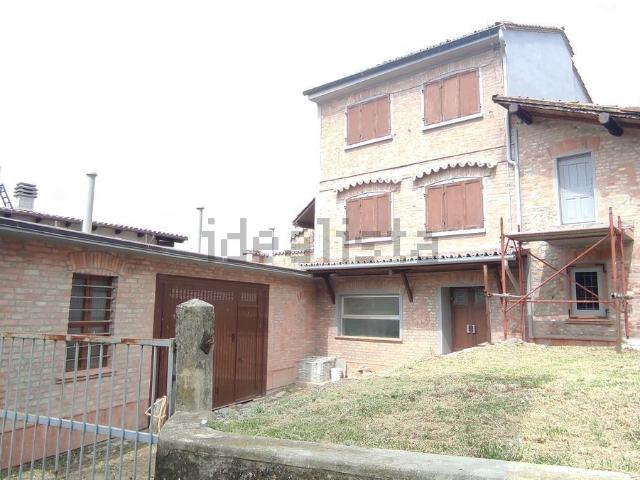 Casa di paese in vendita di 360 m² in Via Moiola