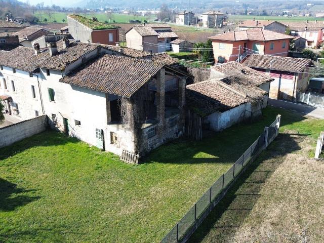Casa di paese in vendita di 360 m² in Via Villa di Mezzo, 11