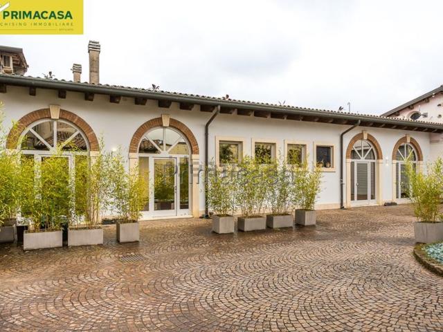Casa di paese in vendita di 380 m² in Via Altichiero