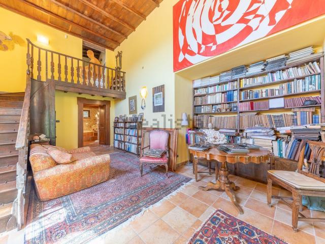 Casa di paese in vendita di 396 m² in Via Monte Scalambra