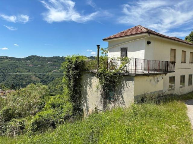 Casa di paese in vendita di 400 m² in Via Alba, 18