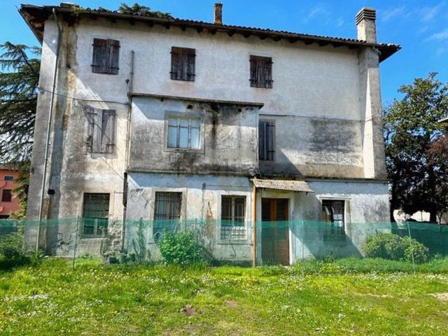 Casa di paese in vendita di 400 m² in Via Guglielmo Marconi