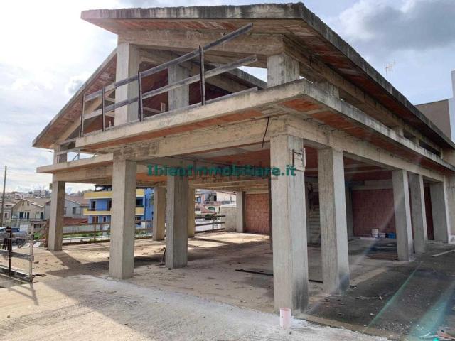 Casa di paese in vendita di 400 m² in Via Lombardia