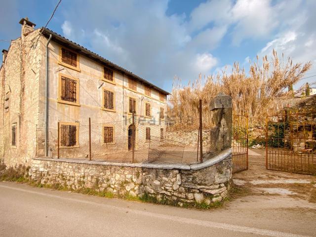 Casa di paese in vendita di 424 m² in Via Volpare