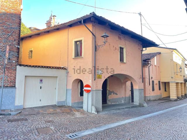Casa di paese in vendita di 437 m² in Via Monte Grappa