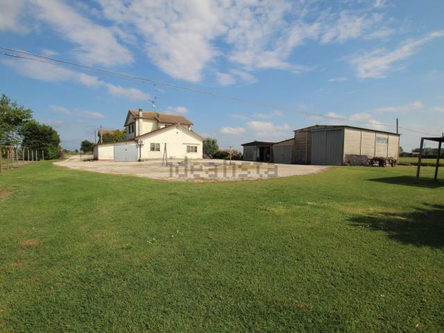 Casa di paese in vendita di 440 m² in Via Lidi Ferraresi