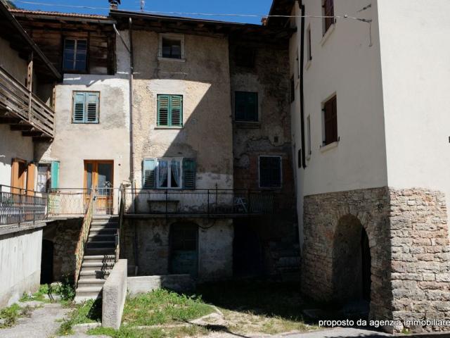 Casa di paese in vendita di 450 m² in Piazza Trentina, 3