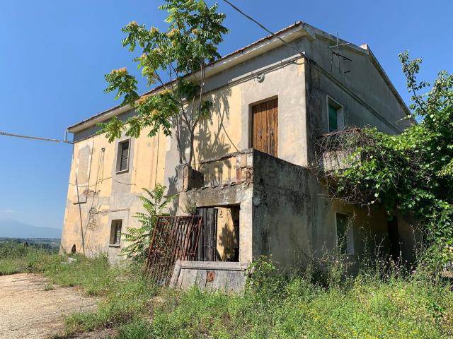 Casa di paese in vendita di 590 m²