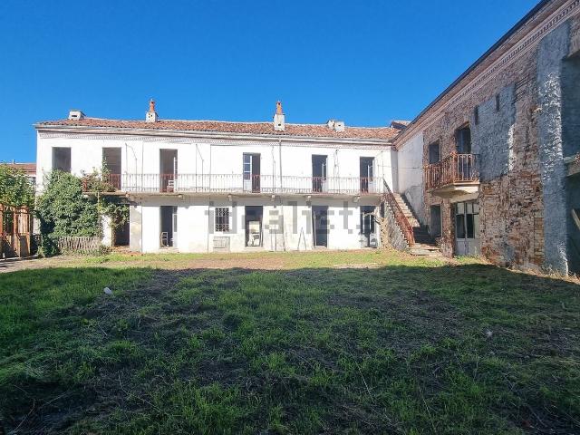 Casa di paese in vendita di 690 m² in Via Stefano Gatti, 75