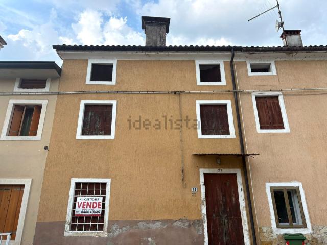 Casa di paese in vendita di 90 m² in Via Scarantello