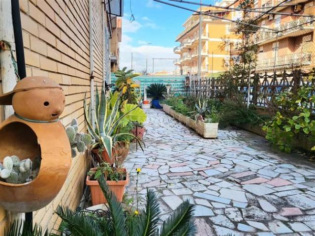 Casa di 100 mq a TORVAIANICA CENTRO Pomezia