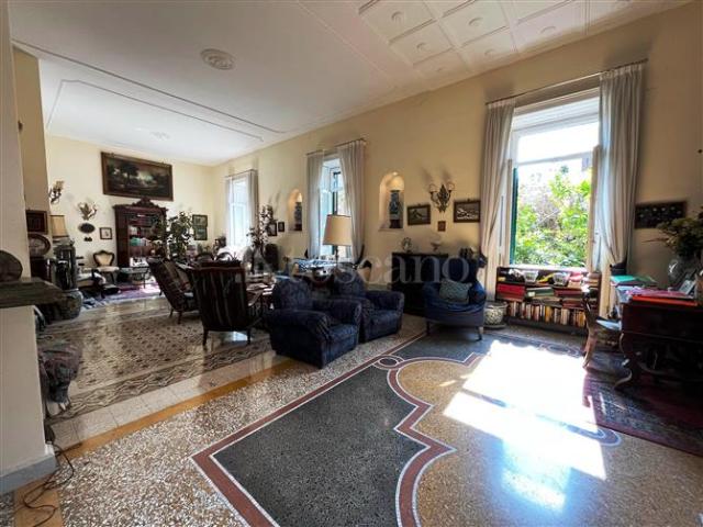 Casa di 330 mq a Chiaia Napoli