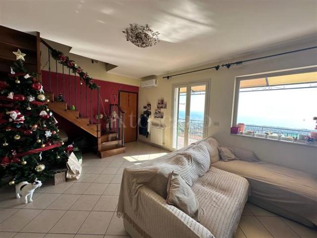 Casa di 96 mq a Centro Aci Castello