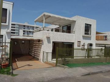 Casa dos pisos en condominio