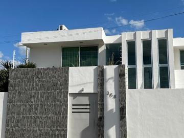 Casa dos plantas 5 recámaras en esquina calle amplia, aire acondicionado