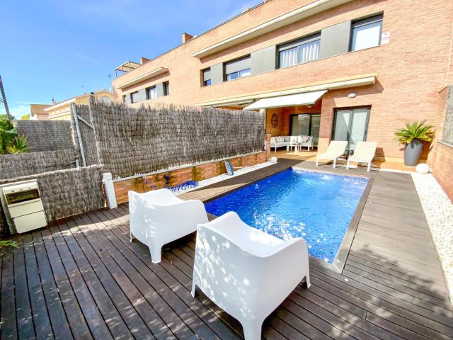 Casa exclusiva con piscina privada, domótica y vistas al mar en pleno centro de El Masnou