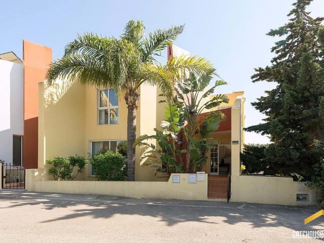 Casa em linha de 3 quartos moderna perto de Quinta do Lago. 192m² Almancil