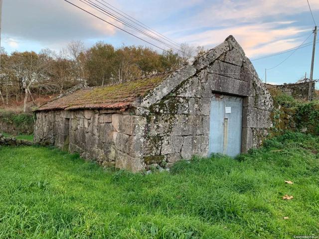 Casa em pedra na zona do Geres com churrasqueira e jardim interior