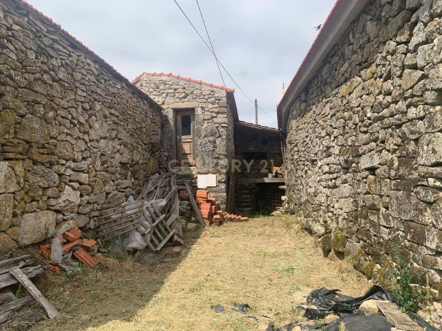 Casa em Pedra à Venda – Padornelos, Montalegre | Telhado Novo e Obras Iniciadas