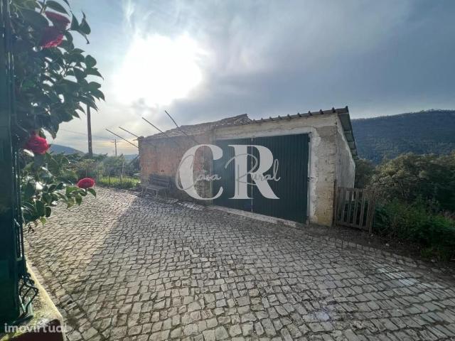 Casa em pedra parcial com jardim e vistas