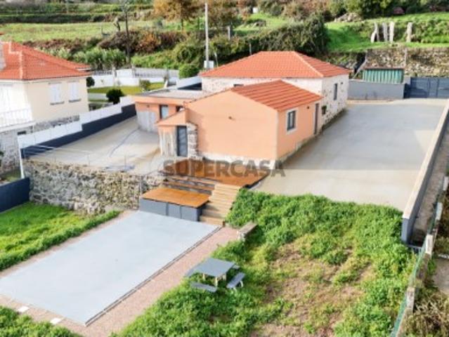 Casa em pedra totalmente renovada, com piscina