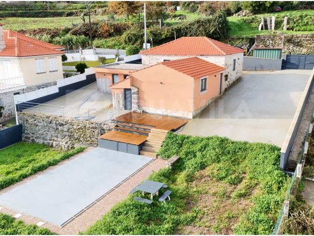 Casa em pedra totalmente renovada, com piscina