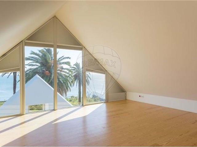 Casa em pequeno edifício de 4 pisos, numa das melhores localizações do Estoril, com a praia do Tamariz ao fundo da rua, à 300m.
