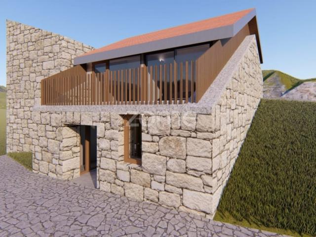 Casa em Pitões das Júnias com projeto aprovado e especialidades!