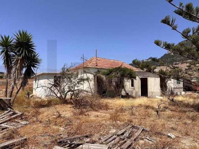 CASA EM RUÍNA COM MUITO POTENCIAL INSERIDA NUM TERRENO 14.920m2 EM PORTO SANTO FARROBO